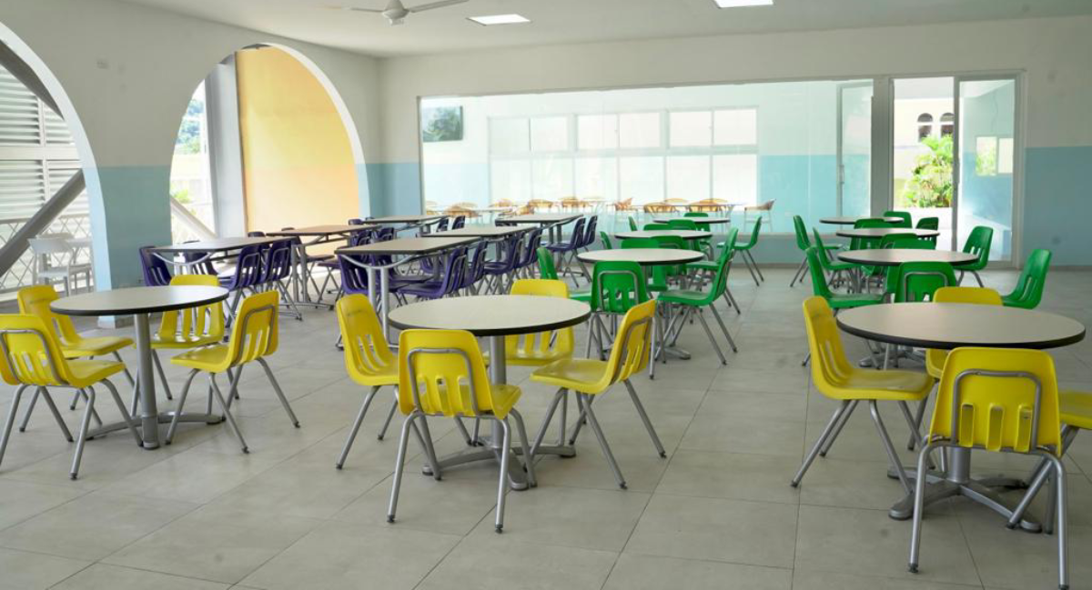  imagen El presidente de la República Dominicana, Luis Abinader, inauguró Liceo Yvelisse Prats Ramírez y un edificio para servicios estudiantiles en el Instituto Politécnico Loyola, en San Cristóbal. 