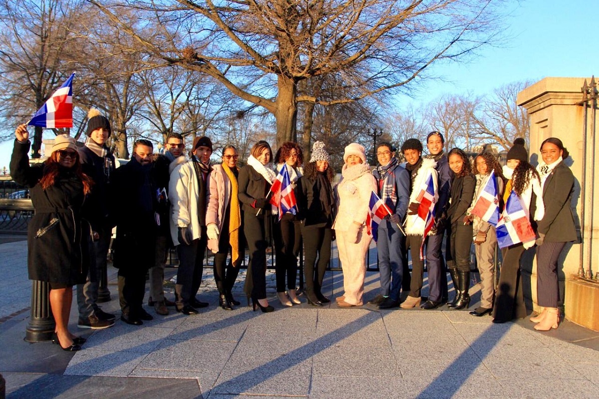  imagen Esta comisi&oacute;n de 12 estudiantes quienes pertenecen a la Regional 10 en Santo Domingo Este y cuyos resultados acad&eacute;micos sobresalen a nivel nacional, fue seleccionada de un total de 450 que fueron reconocidos por la Fundaci&oacute;n Corazones Generosos que preside la diputada Isabel de la Cruz.&nbsp; 