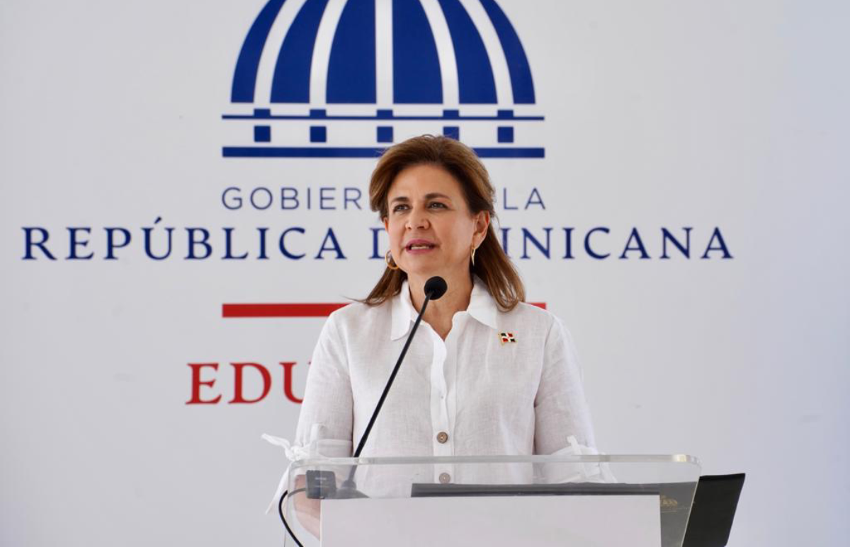  imagen Vicepresidenta de la Rep&uacute;blica Raquel Pe&ntilde;a, junto al viceministro de Acreditaci&oacute;n y Certificaci&oacute;n Docente del Ministerio de Educaci&oacute;n de Rep&uacute;blica Dominica (MINERD), Francisco D' Oleo inauguran centro educativo. 