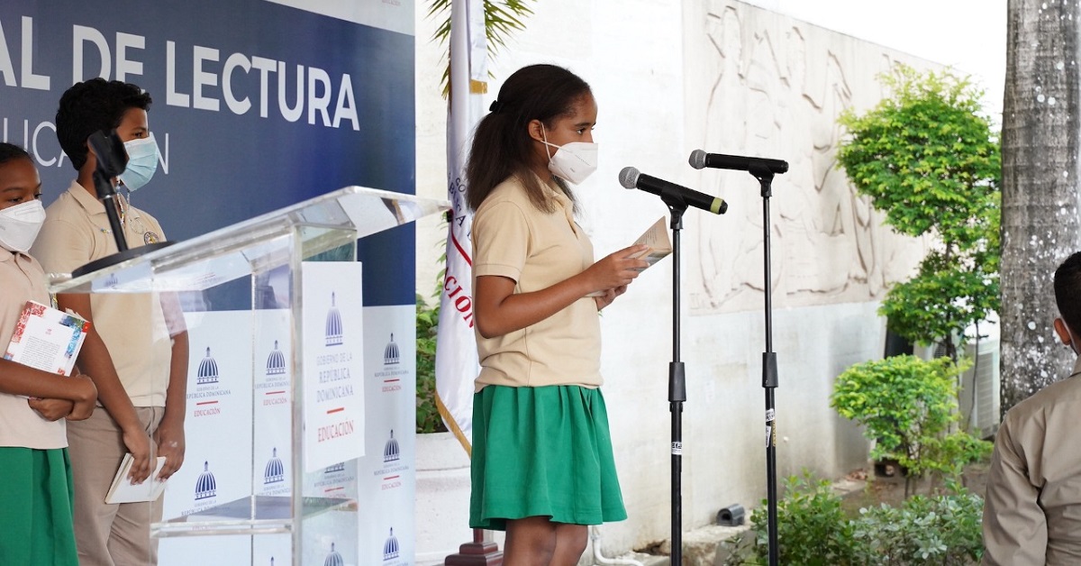  imagen Ministro Fulcar posa junto a estudiantes durante la actividad 
