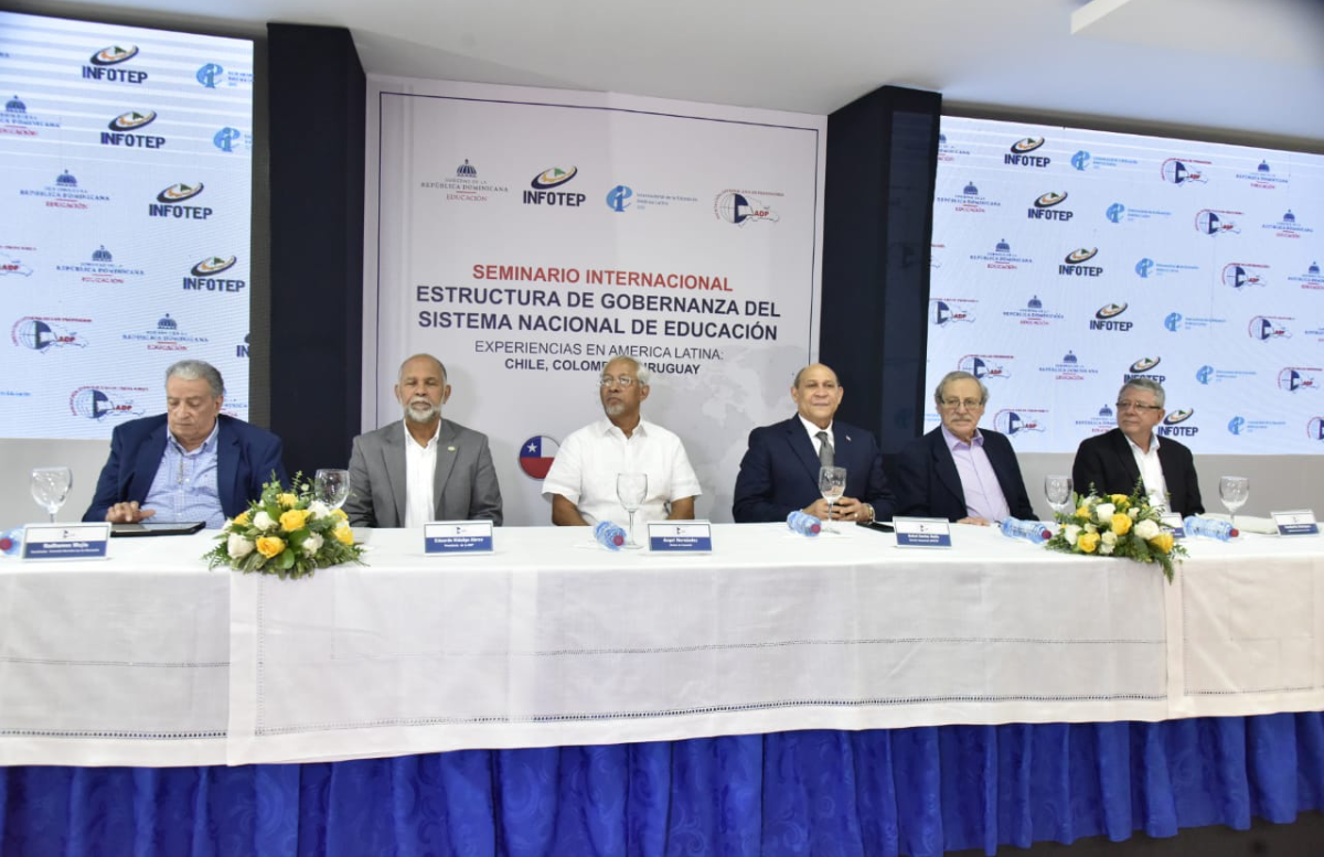  imagen Ministro de Educaci&oacute;n, &Aacute;ngel Hern&aacute;ndez, reunido con el director del Infotep, Rafael Santos y presidente de la ADP, Eduardo Hidalgo. 