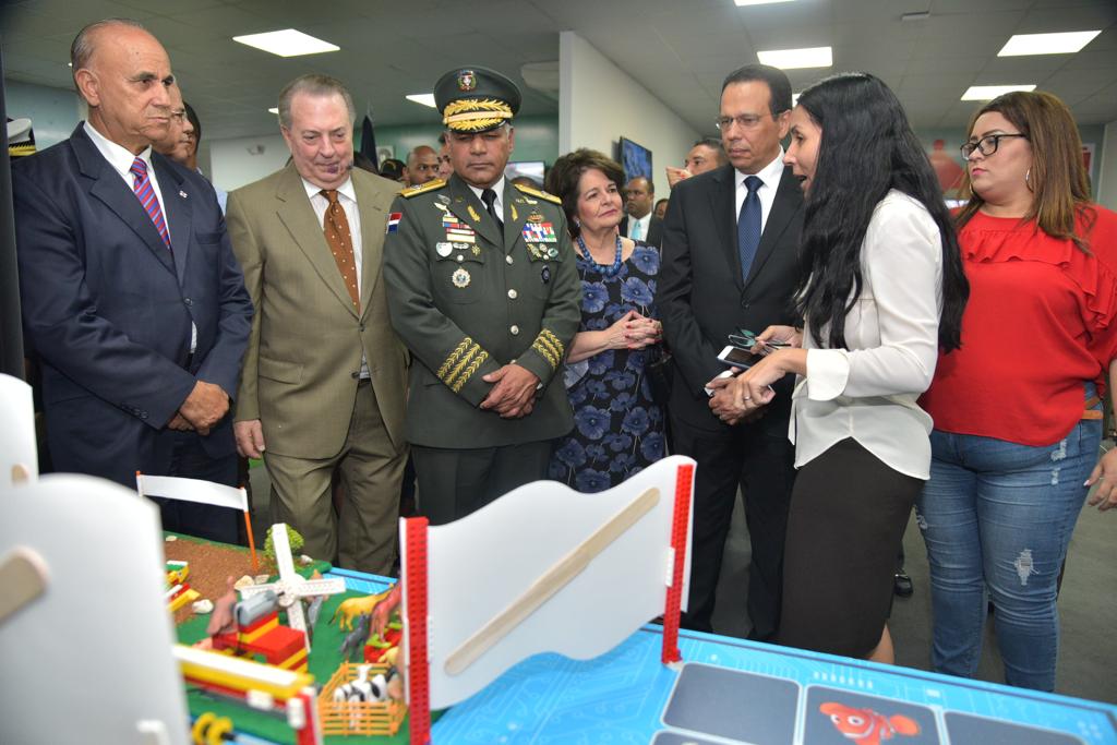 imagen Ministro Antonio Pe&ntilde;a Mirabal durante su recorrido&nbsp;en la Feria Internacional del Libro 2019&nbsp; 