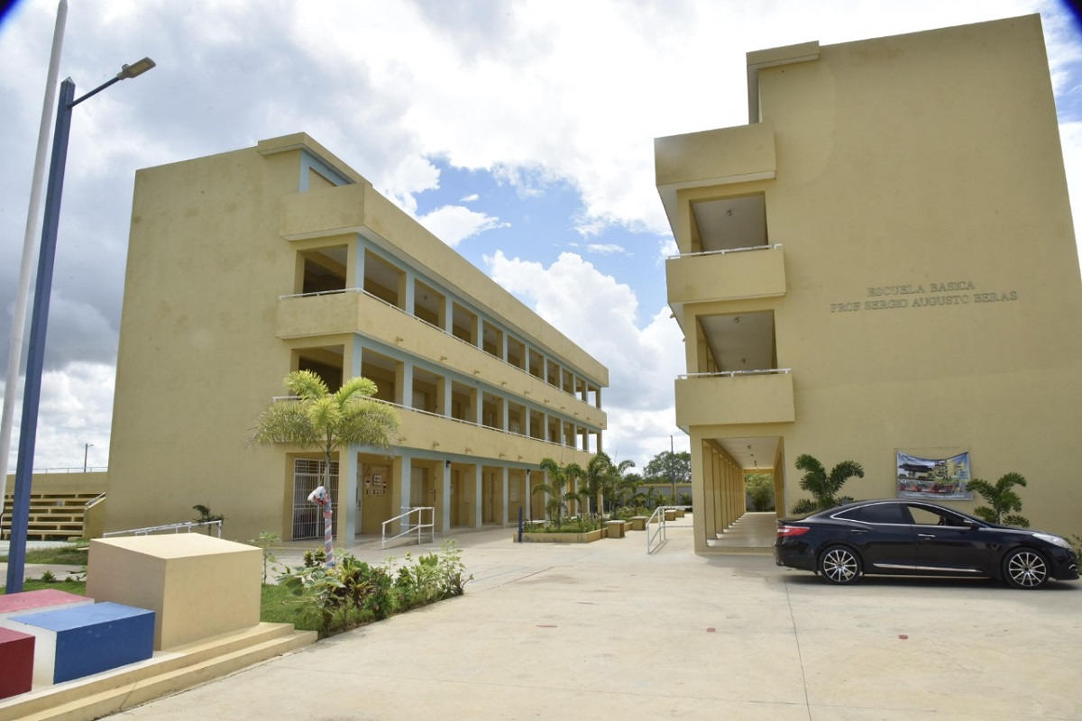  imagen La directora de la Escuela B&aacute;sica Profesor Sergio Augusto Beras, Anastacia de la Cruz 