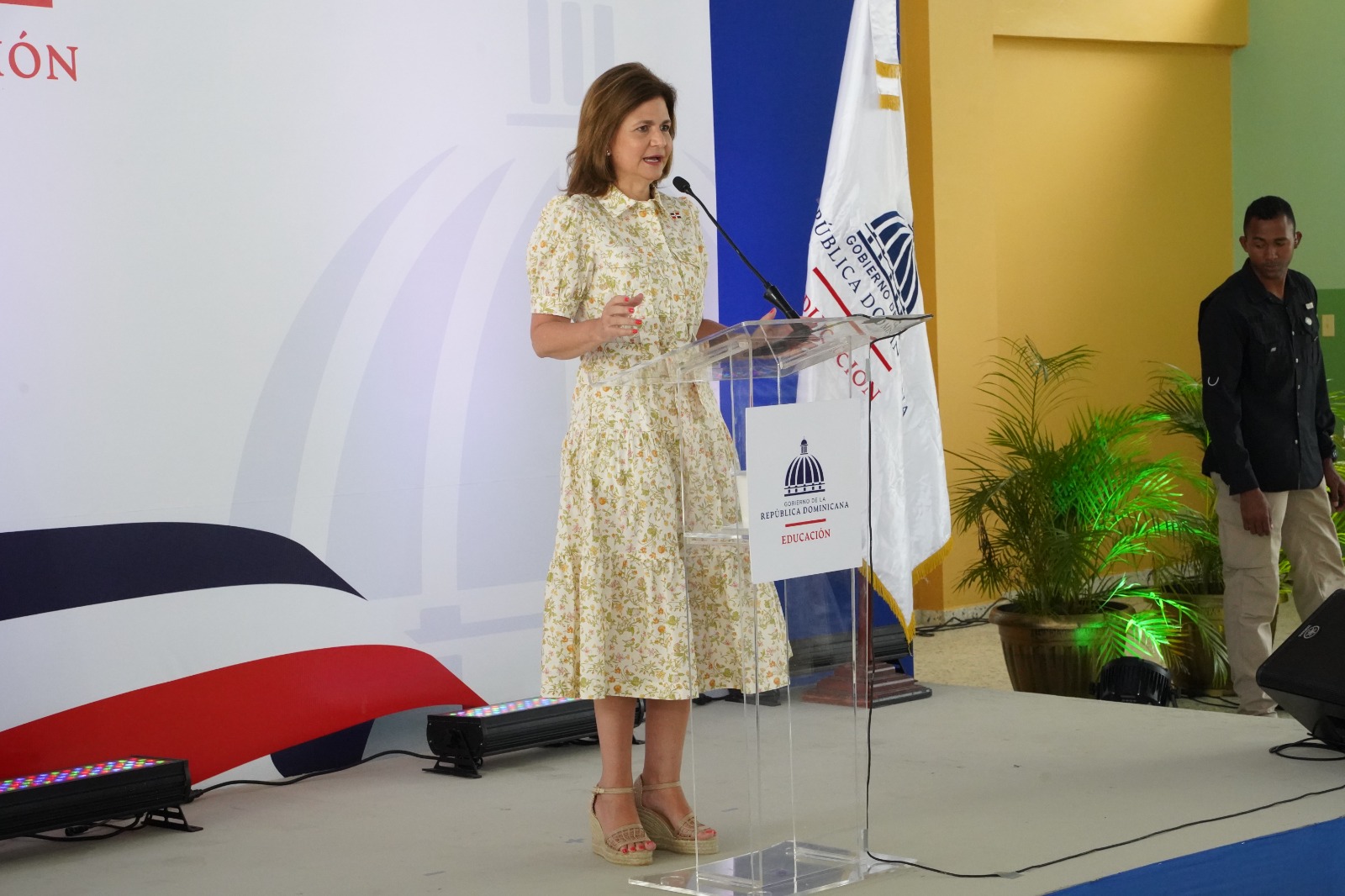  imagen Ministro de Educaci&oacute;n, &Aacute;ngel Hern&aacute;ndez junto a Vicepresidenta en inauguraci&oacute;n&nbsp; 