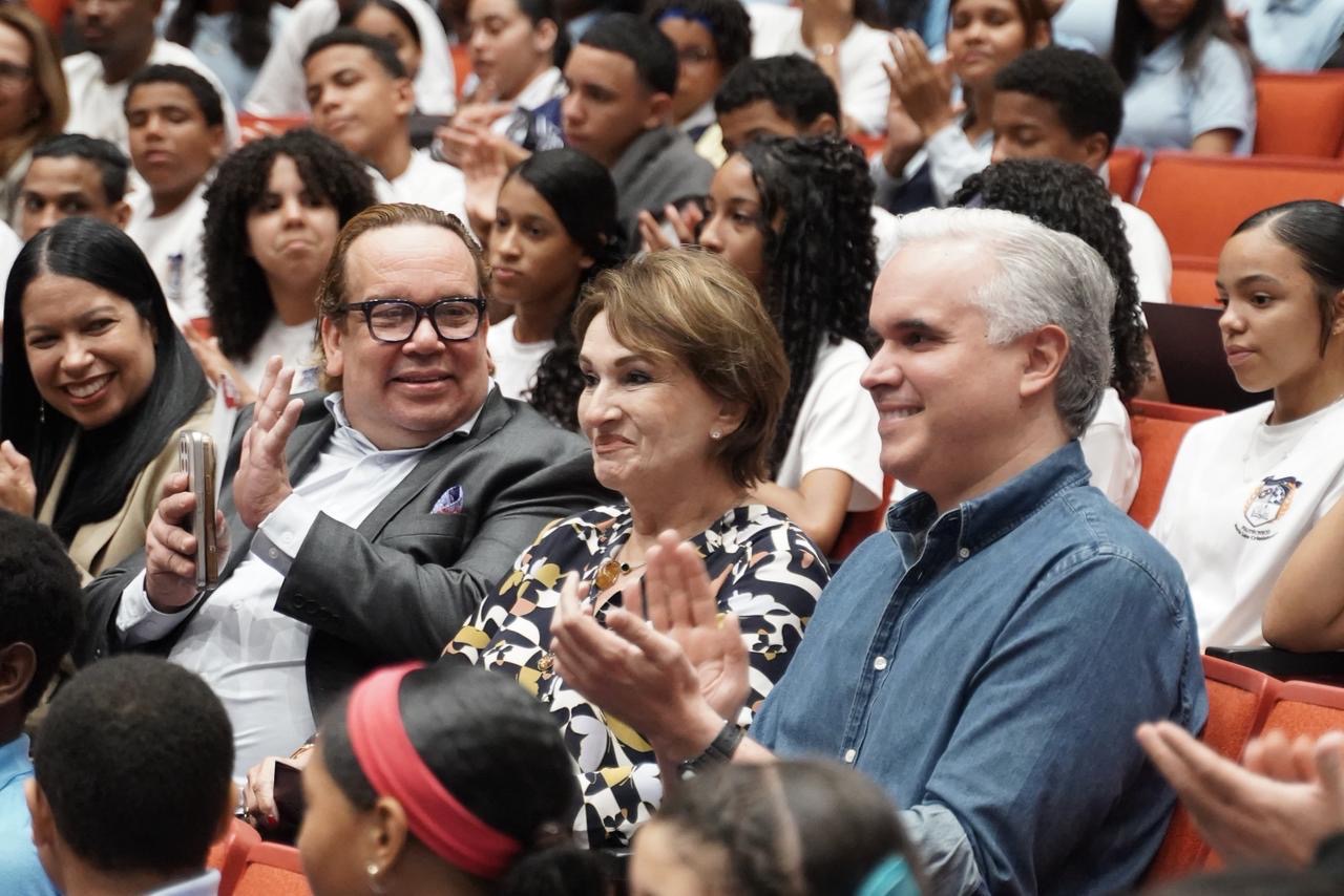  imagen Fotos de estudiantes en la Gala de Arte&nbsp; 