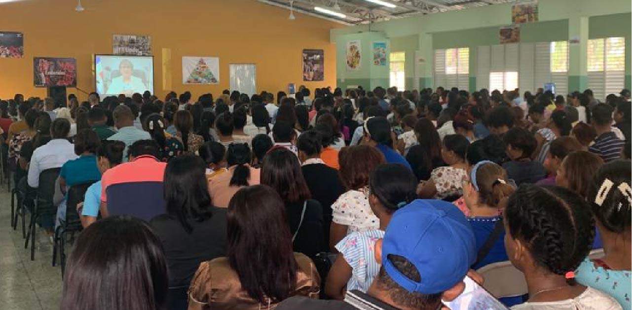  imagen Nuevos maestros viendo un video introductorio a trav&eacute;s del canal de YouTube de Radio Televisi&oacute;n Educativa 