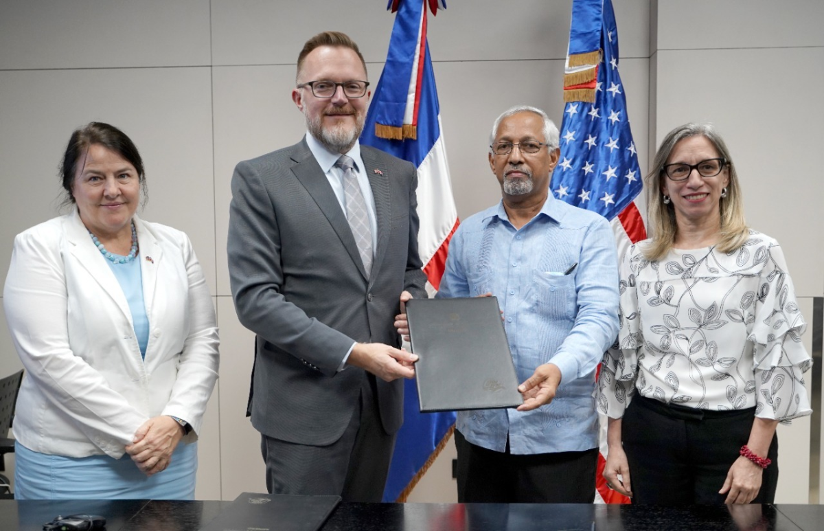  imagen Ministro de Educaci&oacute;n,&nbsp; &Aacute;ngel Hern&aacute;ndez junto a el encargado de Negocios de la Embajada de los Estados Unidos, Robert W. Thomas. 
