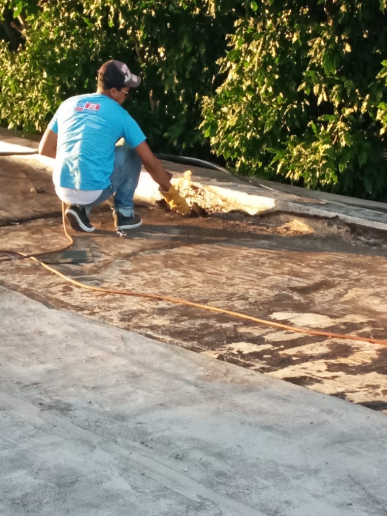  imagen Trabajadores realizan trabajos de reparaci&oacute;n 