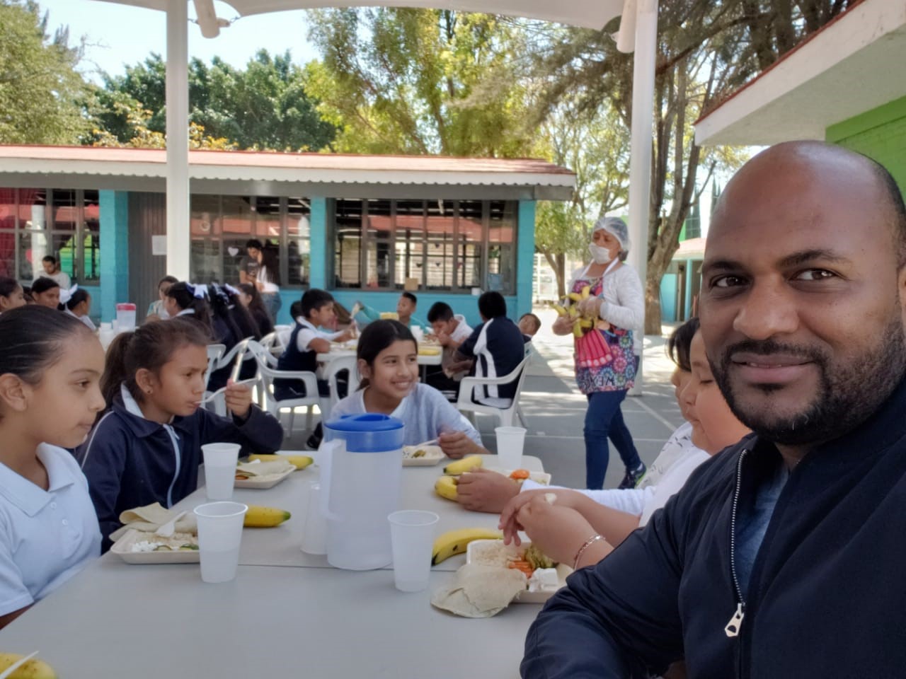  imagen Director de la Regional 10 de Educaci&oacute;n, Ronald Santana, mientras realizaba un recorrido por distintos centros educativos del Estado de Jalisco en M&eacute;xico, tras una invitaci&oacute;n de la organizaci&oacute;n AMCO. 