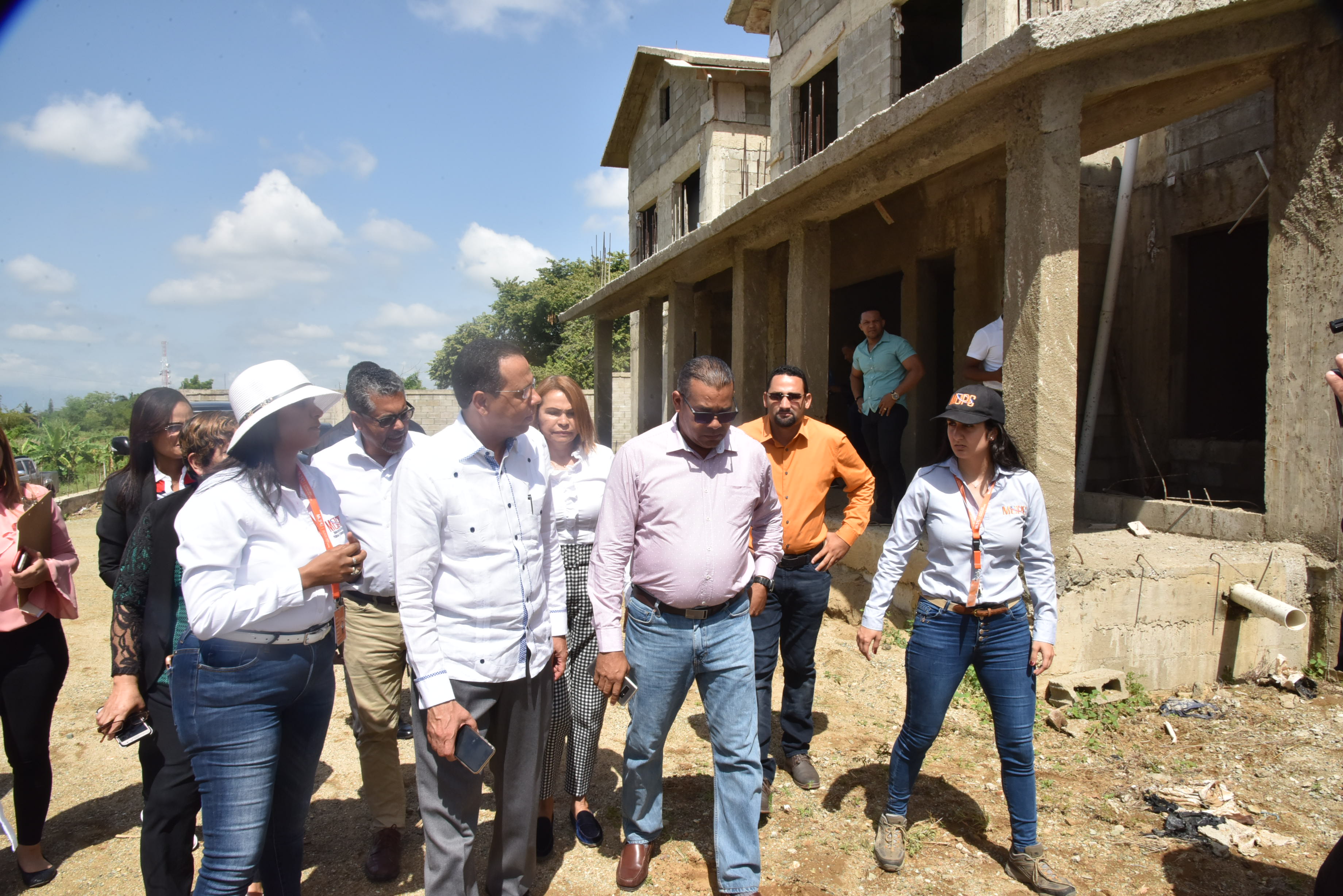  imagen Ministro de educaci&oacute;n habla con sus acompa&ntilde;antes durante recorrido. 