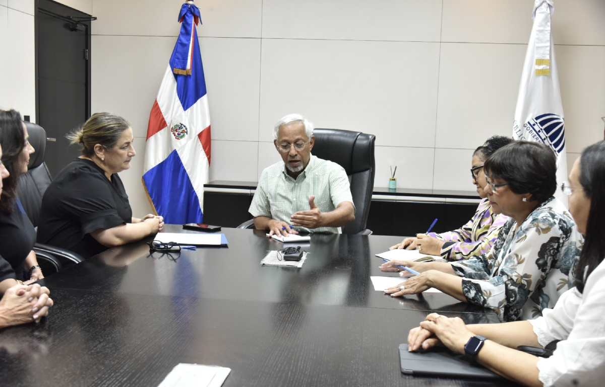  imagen Ministro de Educaci&oacute;n, &Aacute;ngel Hern&aacute;ndez, recibi&oacute; en su despacho la visita de representantes de la Uni&oacute;n Dominicana de Instituciones Educativas Privadas (UDIEP). 