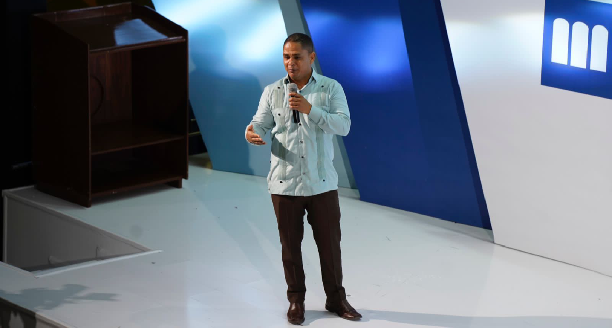  imagen Conferencista impartiendo "La Hermen&eacute;utica en la Comprensi&oacute;n del Texto" y "La Gesti&oacute;n Estrat&eacute;gica del Instituto Nacional de Educaci&oacute;n F&iacute;sica, una Mirada a los Aspectos Docentes. 