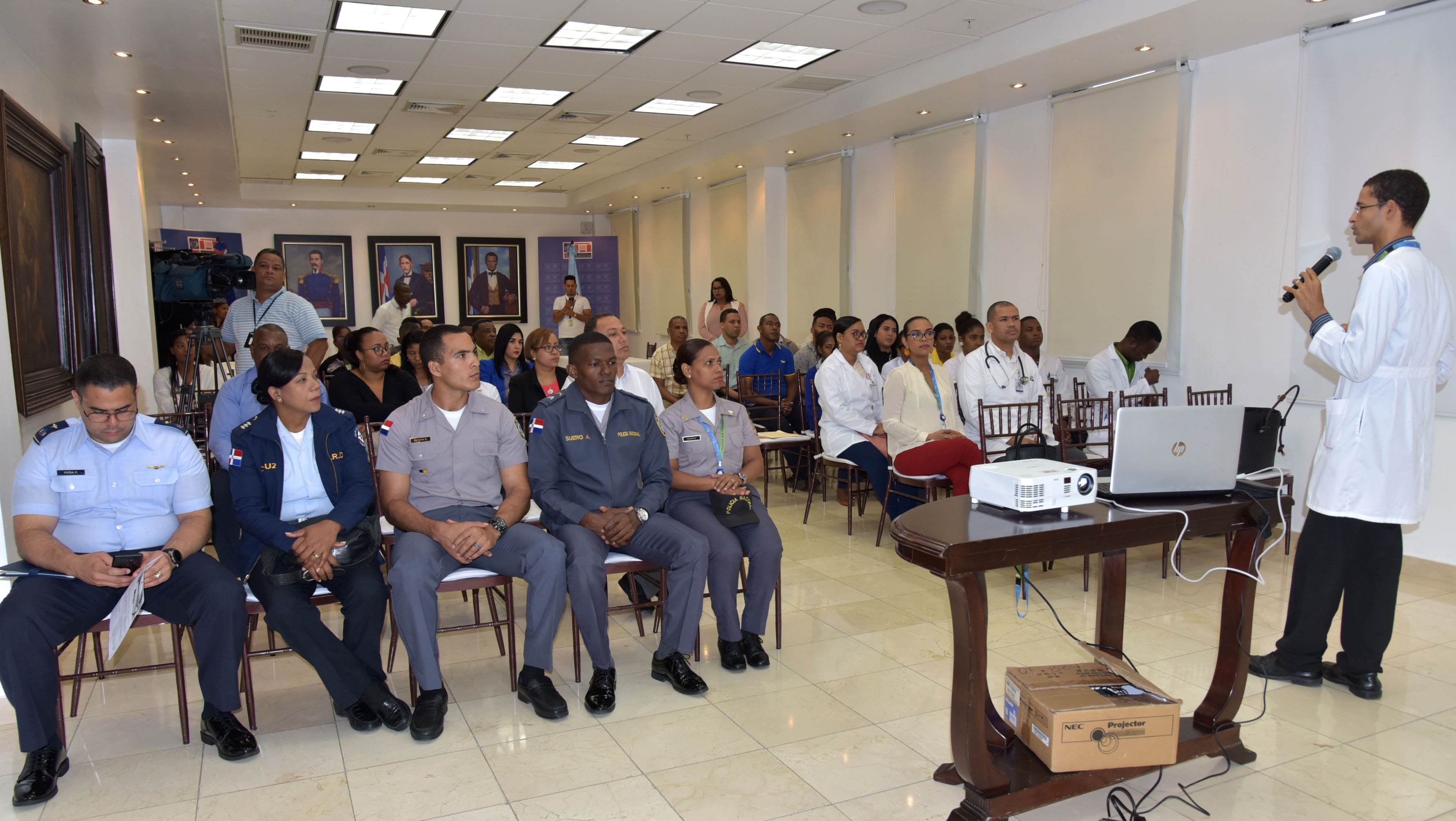  imagen Representaci&oacute;n de los empleados del Minerd que asistieron a la charla. 