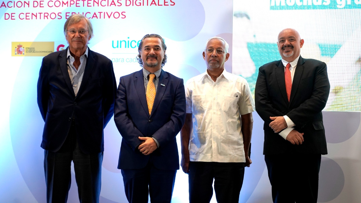  imagen Ministro de Educaci&oacute;n, &Aacute;ngel Hern&aacute;ndez; Carlos Carrera, representante de UNICEF en el pa&iacute;s; Antonio P&eacute;rez-Hern&aacute;ndez y Torra, embajador de Espa&ntilde;a en territorio dominicano y Manuel Alba Cano, coordinador general de la oficina de la AECID. 