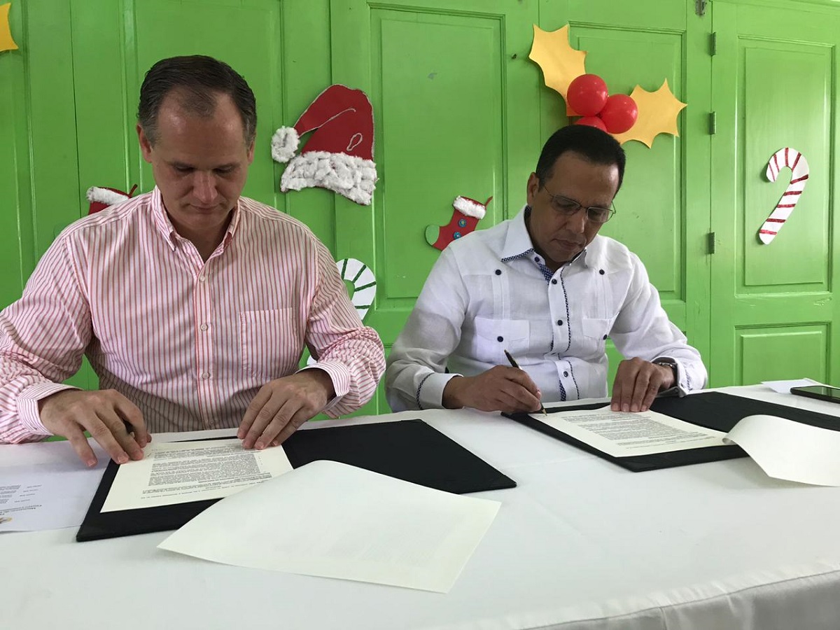  imagen El ministro Antonio Pe&ntilde;a Mirabal rubric&oacute; el convenio junto a Maikel Tadzio Vila Dumit, presidente de la entidad que acoge a ni&ntilde;os en condiciones vulnerables en esta provincia del Cibao.
&nbsp; 