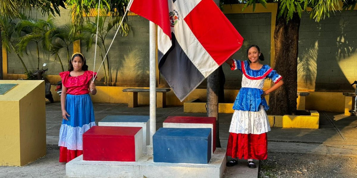  imagen Fotos de estudiantes en la expladana del plantel educativo. 