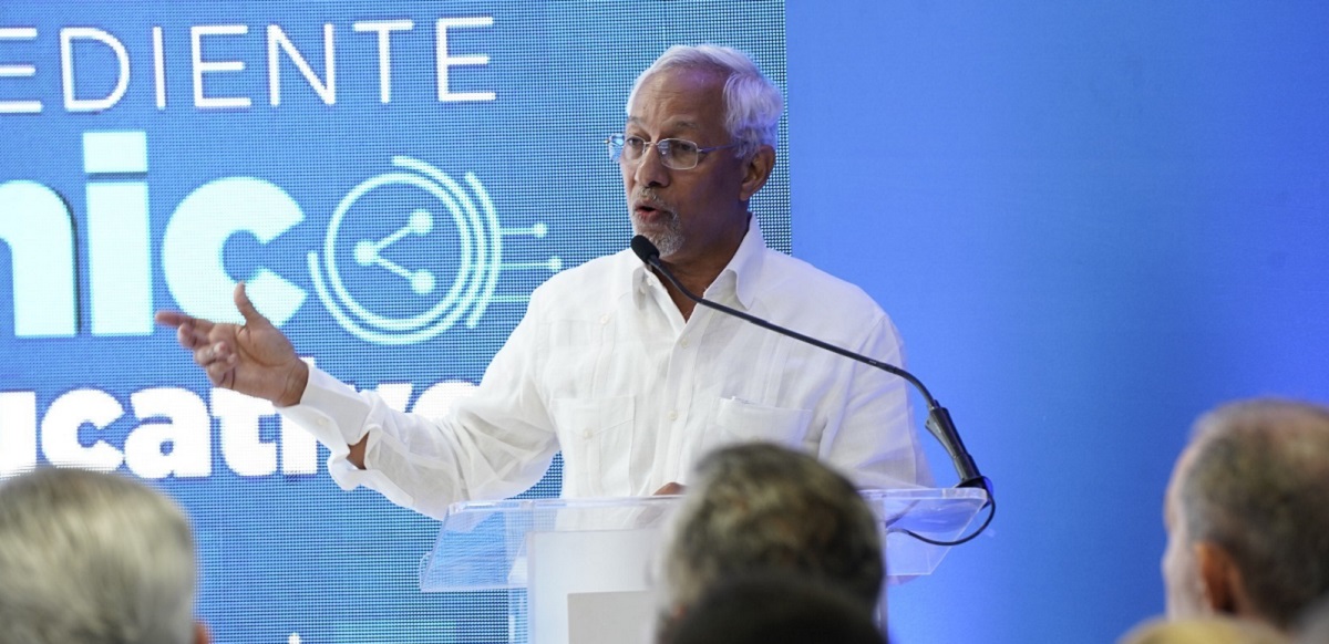  imagen Presidente Luis Abinader junto a Ministro de Educaci&oacute;n, &Aacute;ngel Hern&aacute;ndez parados en lanzamiento de&nbsp;Expediente &Uacute;nico Educativo 