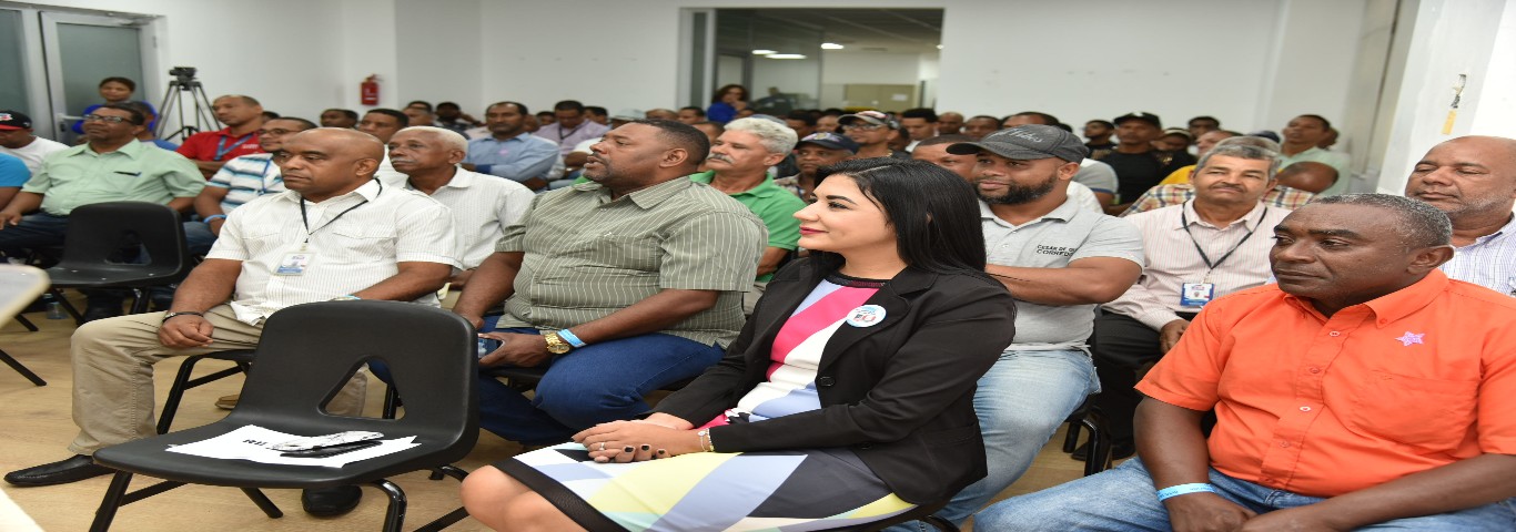  imagen Empleados MINERD recibiendo la charla 