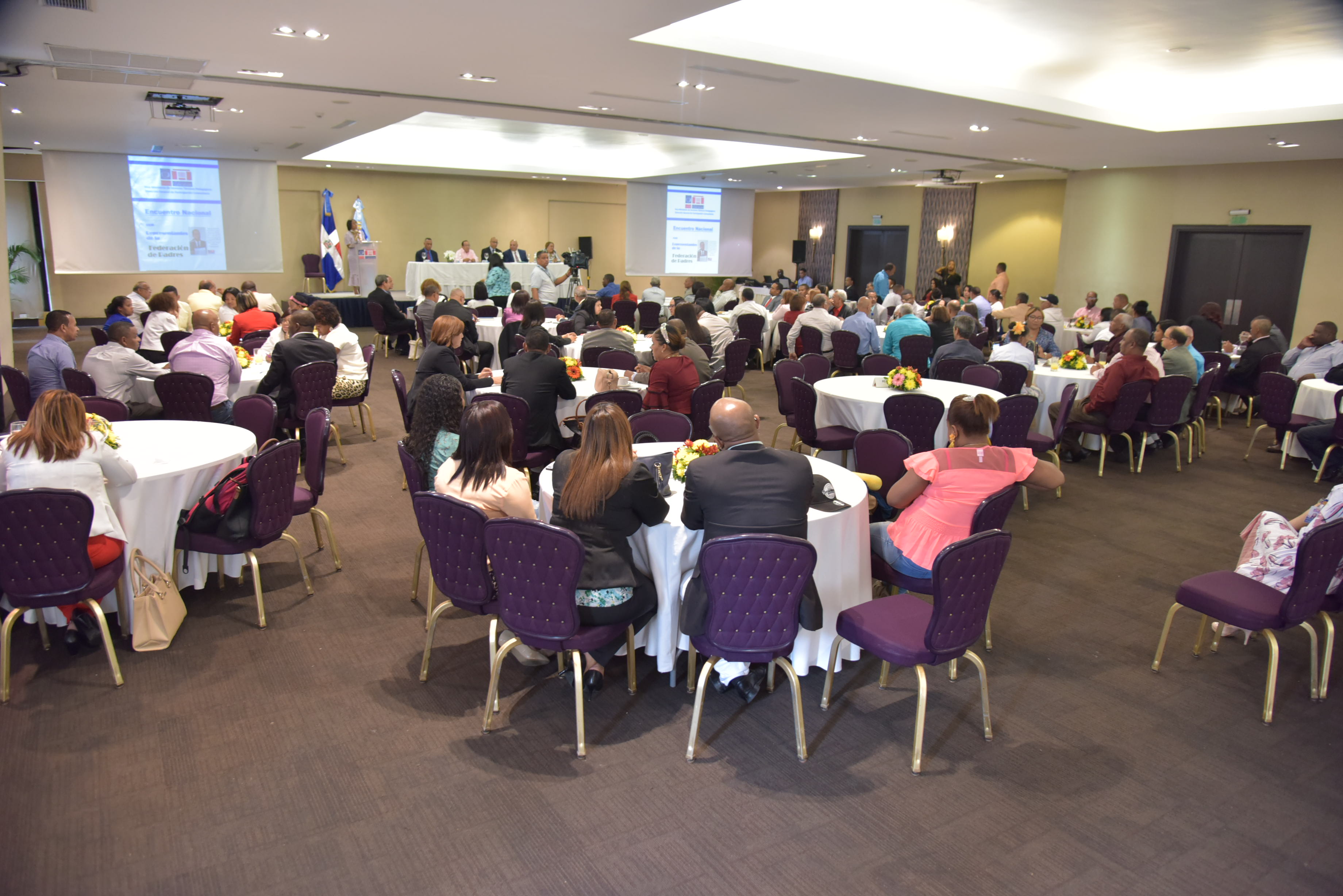  imagen Representantes de las Asociaciones de Padres, Madres y Amigos de la Escuela (APMAE). 