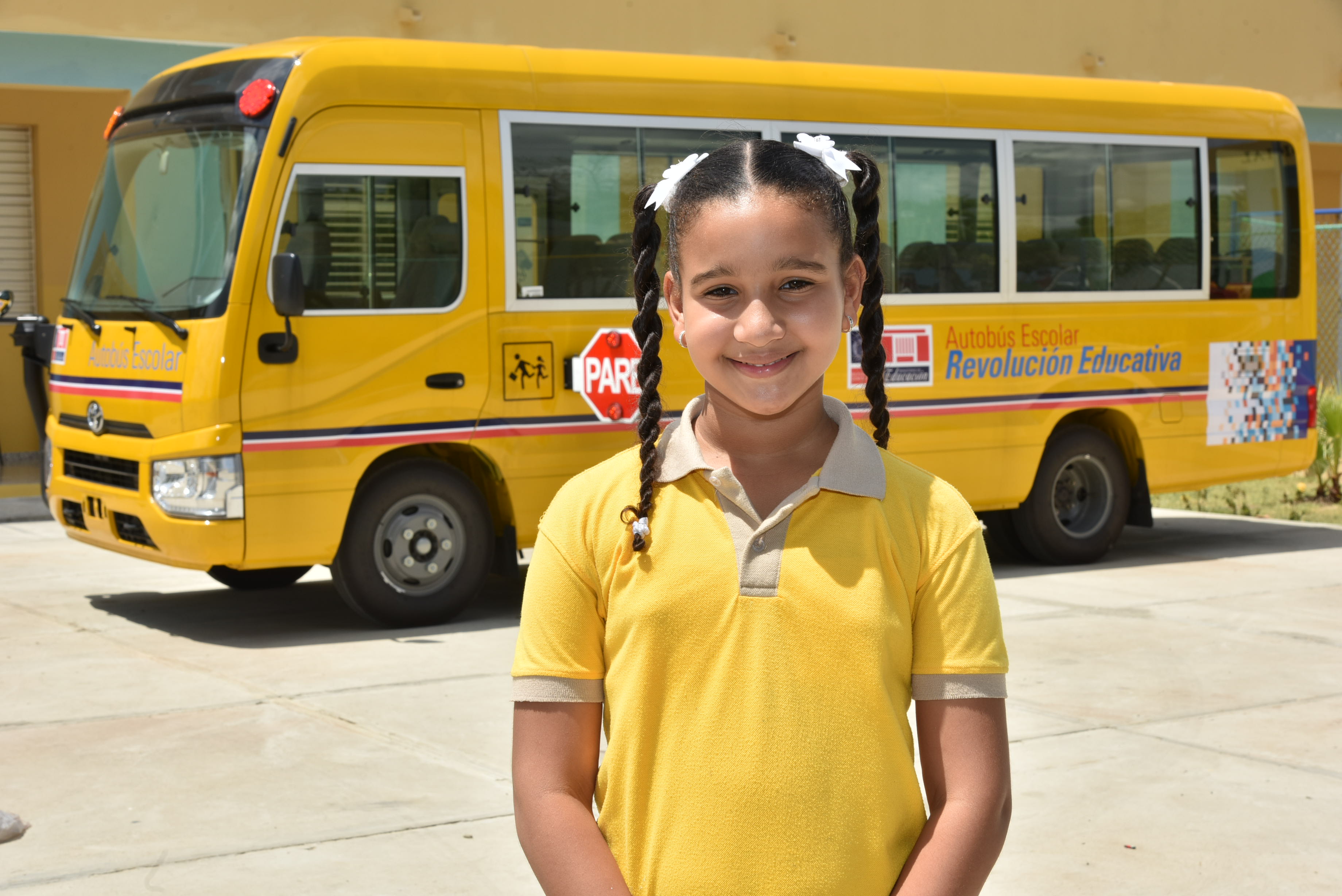  imagen Director Administrativo MINERD, Jorge Luis Moronta de pie entregando llave de nuevo autob&uacute;s escolar a representabtes de la comunidad educativa de Partido Dajab&oacute;n&nbsp; 