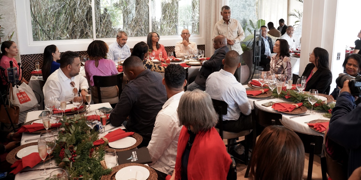  imagen Foto del Ministro de Educaci&oacute;n junto a la prensa 