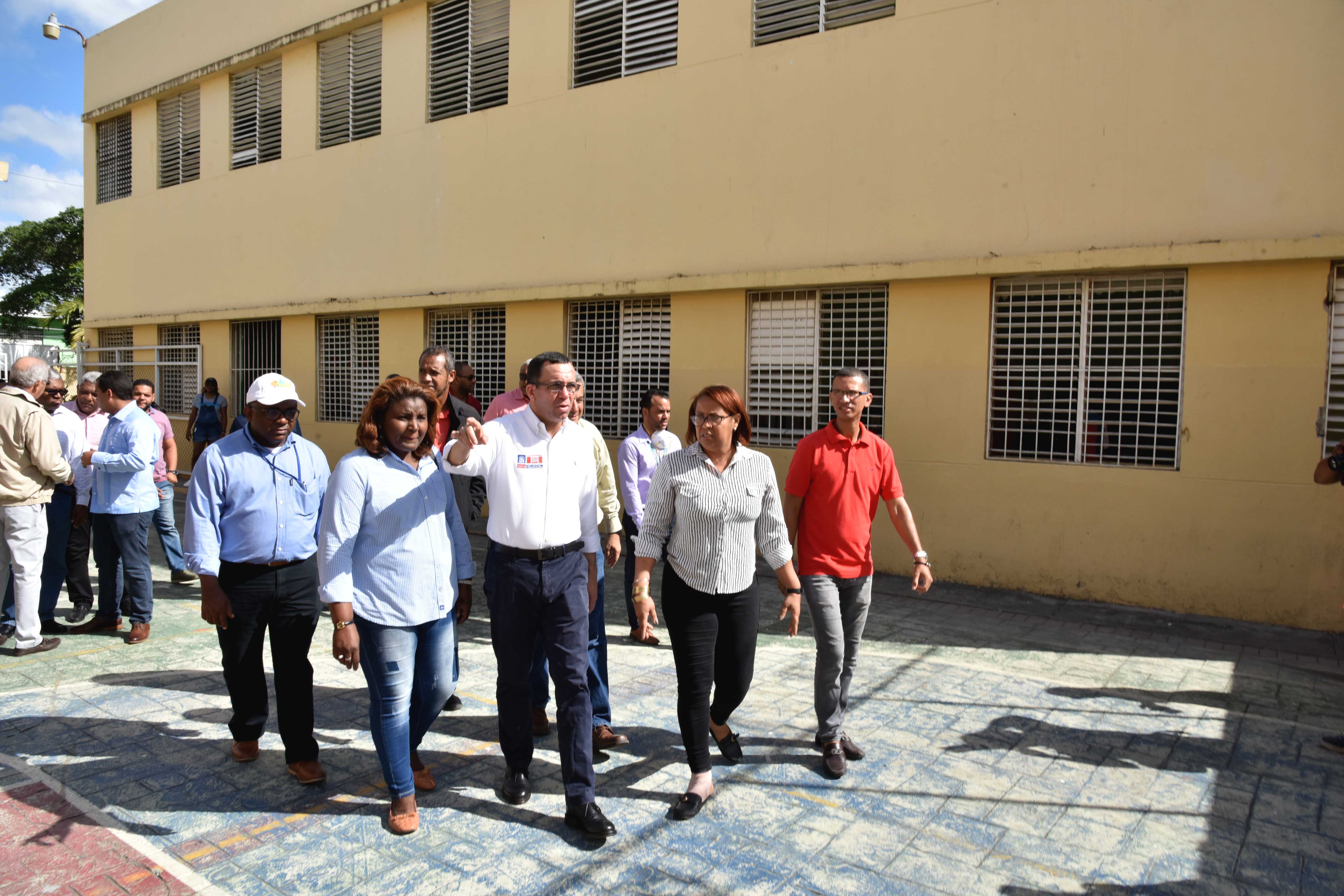  imagen Ministro Andr&eacute;s Navarro supervisando centro educativo afectado por explosi&oacute;n&nbsp; de Polyplas en Villas Agr&iacute;colas, le acompa&ntilde;an comisi&oacute;n t&eacute;cnica del Ministerio de Educaci&oacute;n y autoridades educativas.&nbsp; 