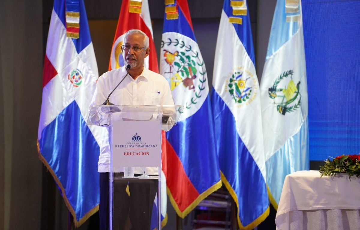  imagen Ministro de Educaci&oacute;n, &Aacute;ngel Hern&aacute;ndez. 