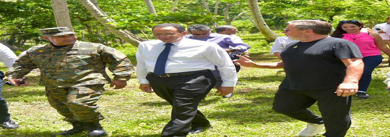  imagen Equipo del MINERD con Ricardo Montaner. 