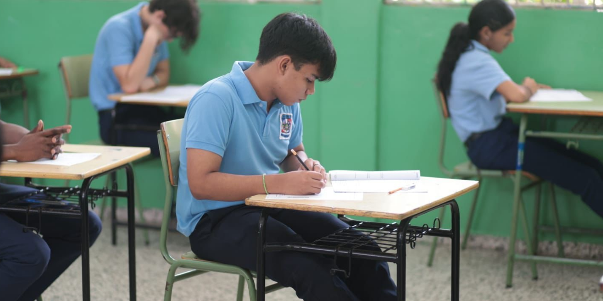  imagen Fotos de estudiantes sentados en el aula&nbsp; 