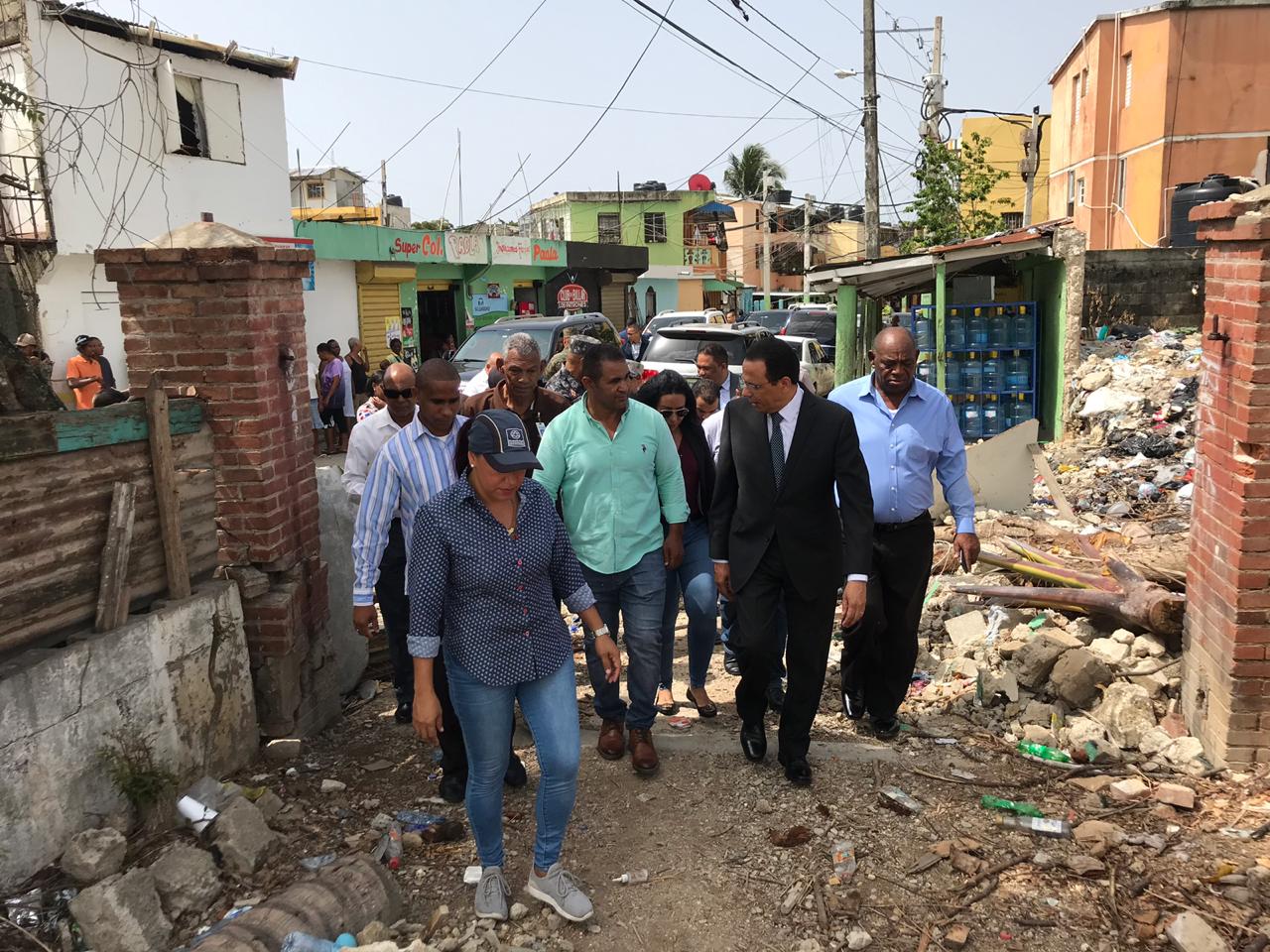  imagen Ministro Antonio Pe&ntilde;a Mirabal durante su recorrido habla con personalidades que le acompa&ntilde;an. 