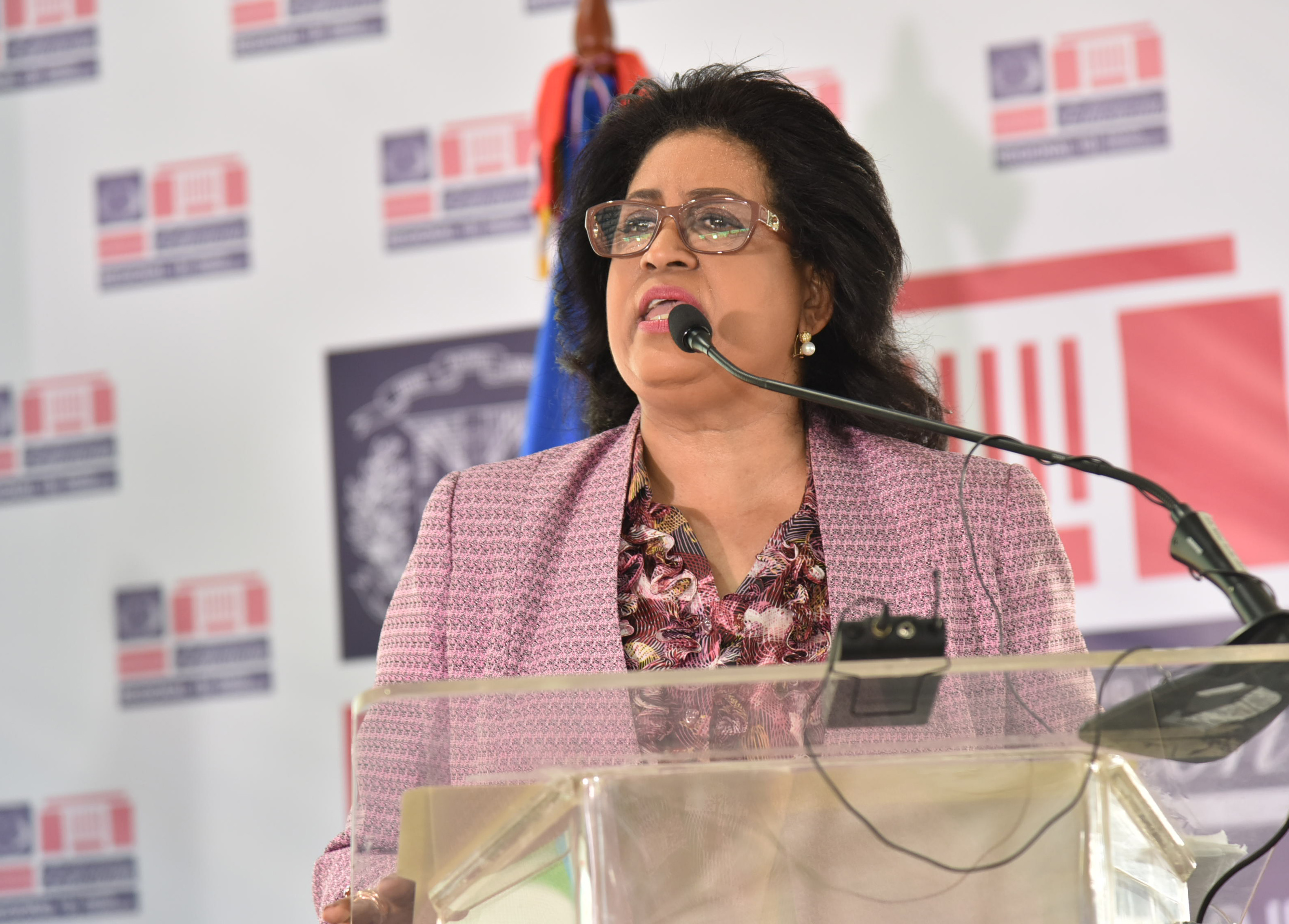  imagen Grupo de estudiantes porristas durante una de sus presentaciones. 