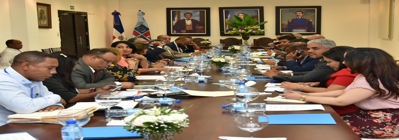  imagen Autoridades del MINERD en reuni&oacute;n 