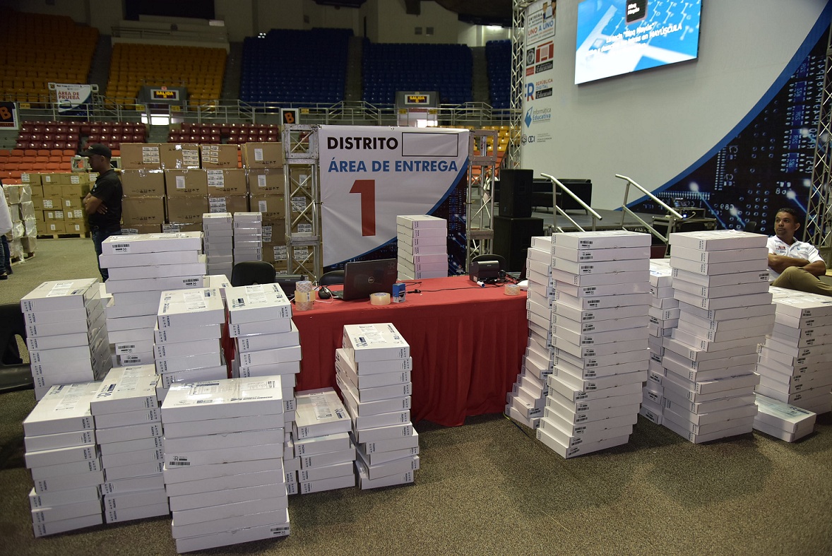  imagen Ministro de Educaci&oacute;n, Antonio Pe&ntilde;a Mirabal, acompa&ntilde;ado por la directora de Informatica Educativa del MINERD, Claudia Rita, dan declaraciones a la prensa de Santiago en proces de entrega de computadoras a estudiantes del Proyecto Uno a Uno. 