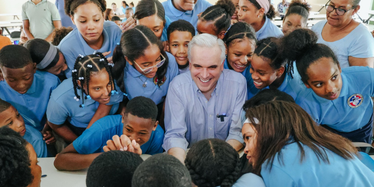  imagen Ministro De Camps almorzando con los estudiantes&nbsp; 