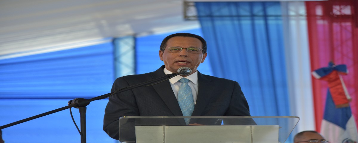  imagen Presidente Medina y Ministro Pe&ntilde;a Mirabal durante la ceremonia de entrega 