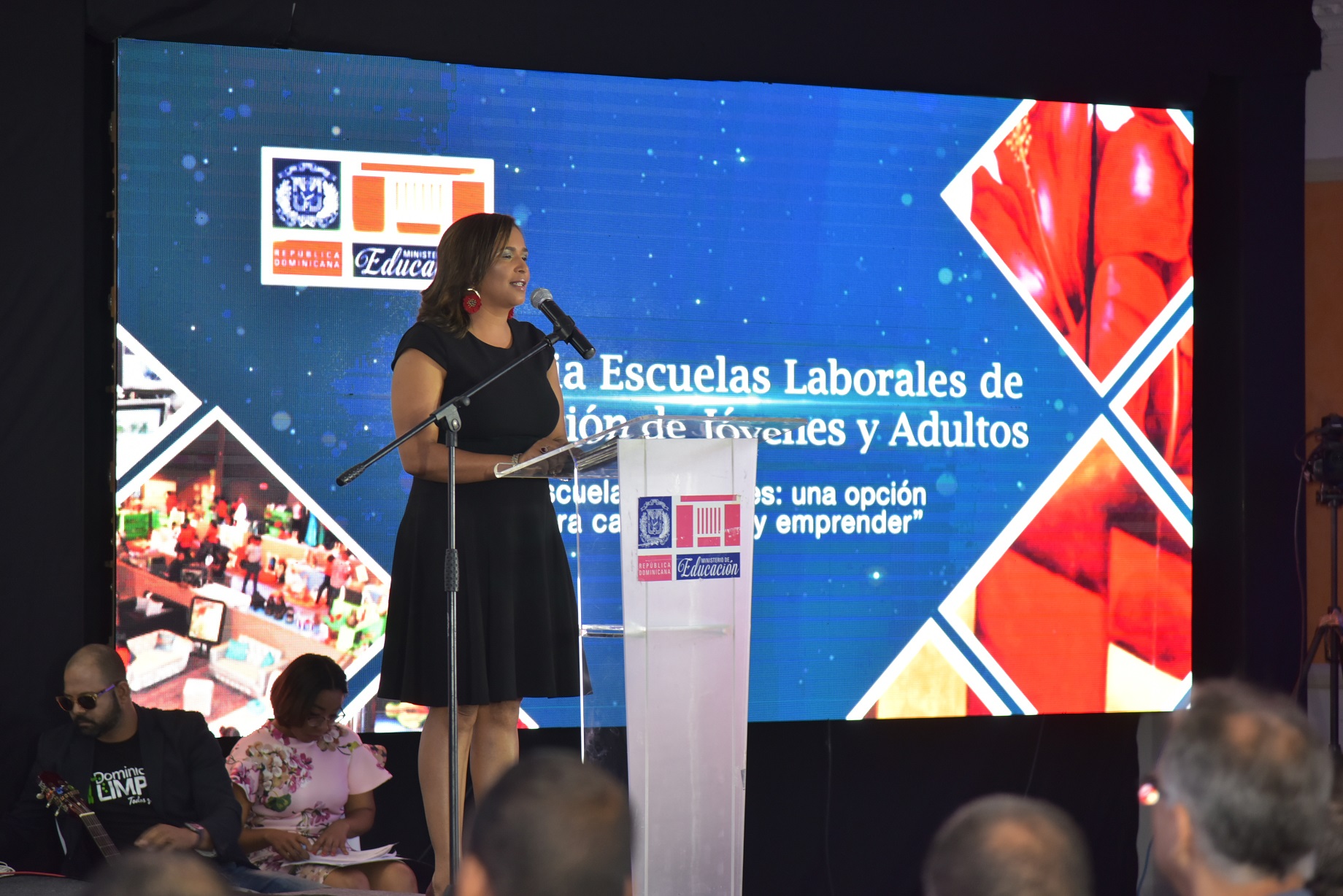  imagen Licenciada Angela M. de Educaci&oacute;n Laboral se dirige a los presentes durante acto. 