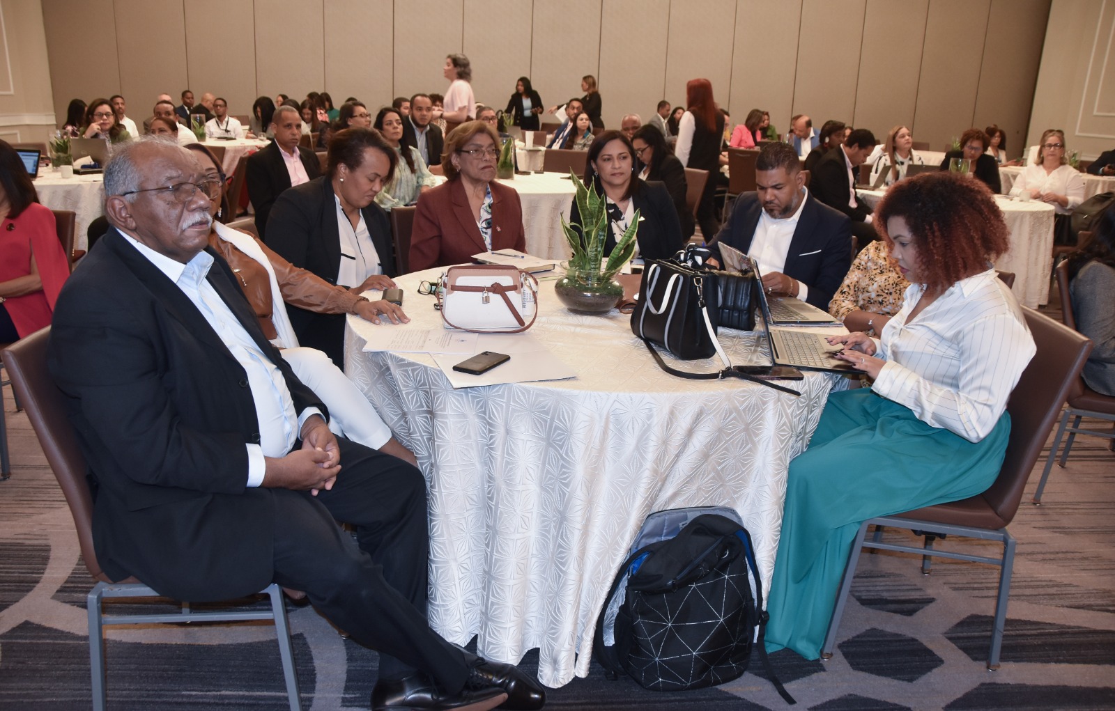  imagen Ministro de Educaci&oacute;n, parado en el p&oacute;dium junto a dem&aacute;s entidades&nbsp; 