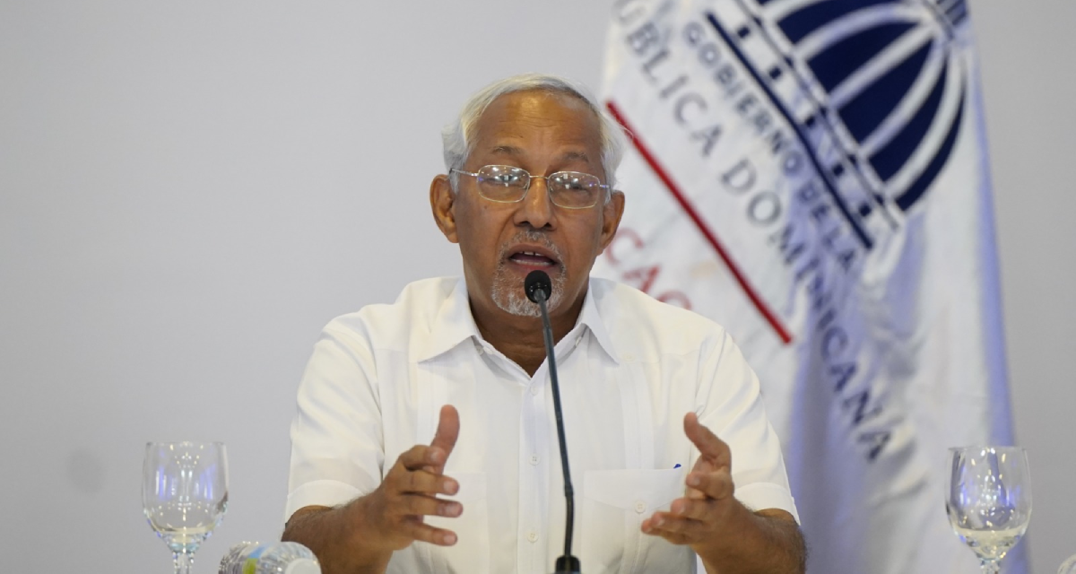  imagen Ministro de Educaci&oacute;n, &Aacute;ngel Hern&aacute;ndez, reunido con representantes de la Federaci&oacute;n Nacional de Padres, Madres, Tutores y Amigos de la Escuela (APMAE). 