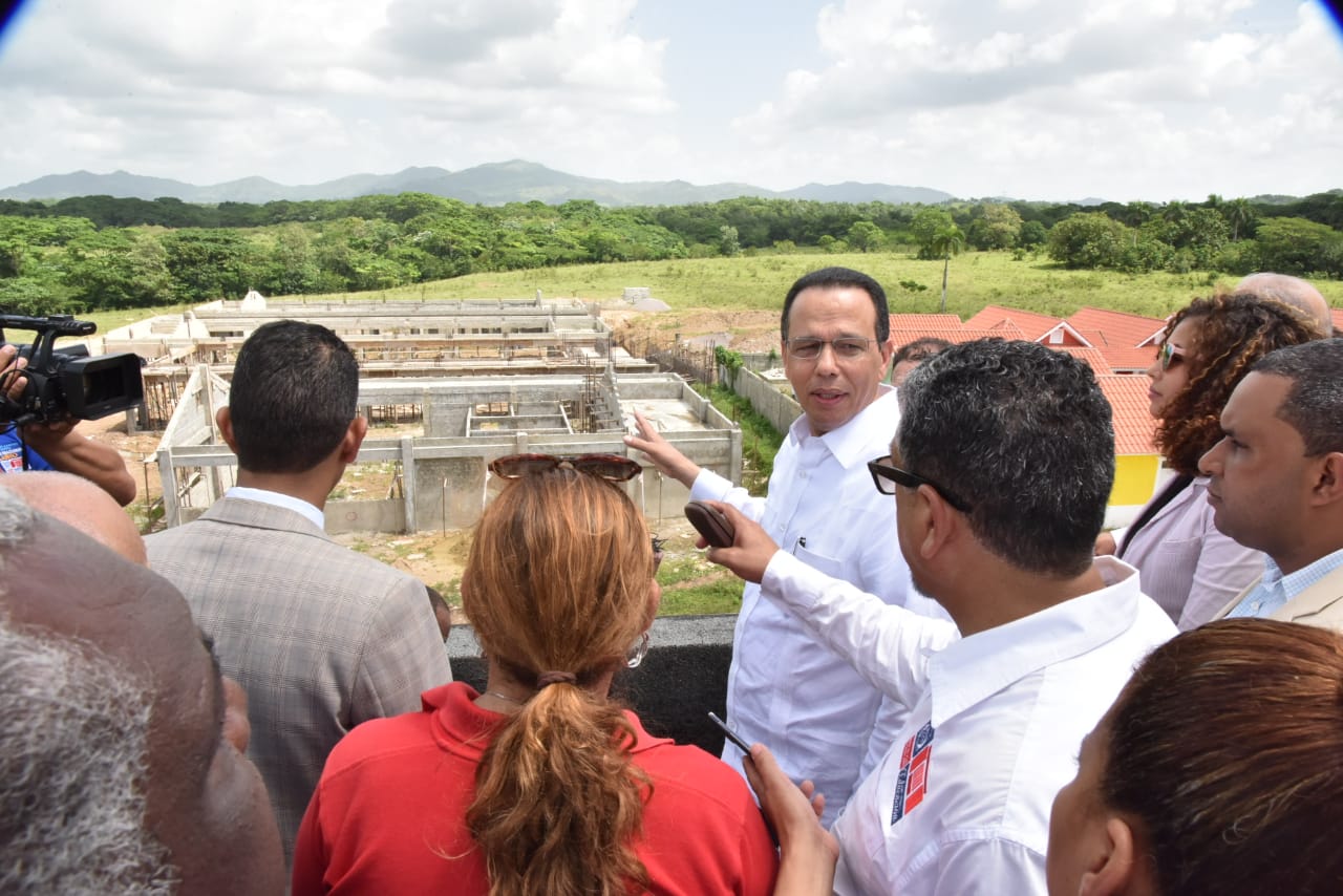  imagen Ministro Antonio Pe&ntilde;a Mirabal durante recorrido por Centros Educativos de Monte Plata. 