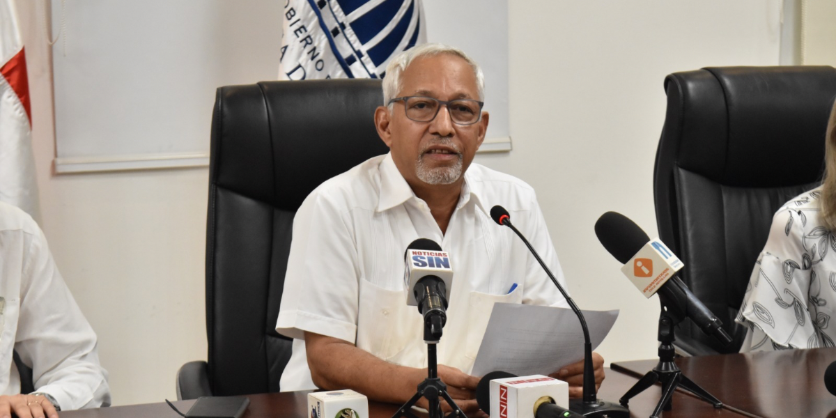  imagen Ministro de Educaci&oacute;n sentado en el sal&oacute;n Ercilia Pepin junto a dem&aacute;s entidades del MINERD&nbsp; 