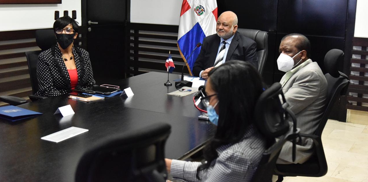  imagen El ministro de Educaci&oacute;n Roberto Fulcar se reuni&oacute; este jueves con la embajadora de los Estados Unidos, Robin Berstein. En el encuentro virtual trataron temas relativos al inicio del a&ntilde;o escolar 2020-2021 el pr&oacute;ximo 2 de noviembre, y al plan &ldquo;Educaci&oacute;n para Todos Preservando la Salud&rdquo;.
&nbsp; 