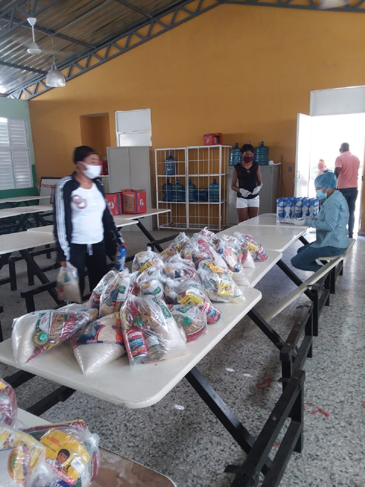  imagen Personal del MINERD hace entrega de las donaciones 