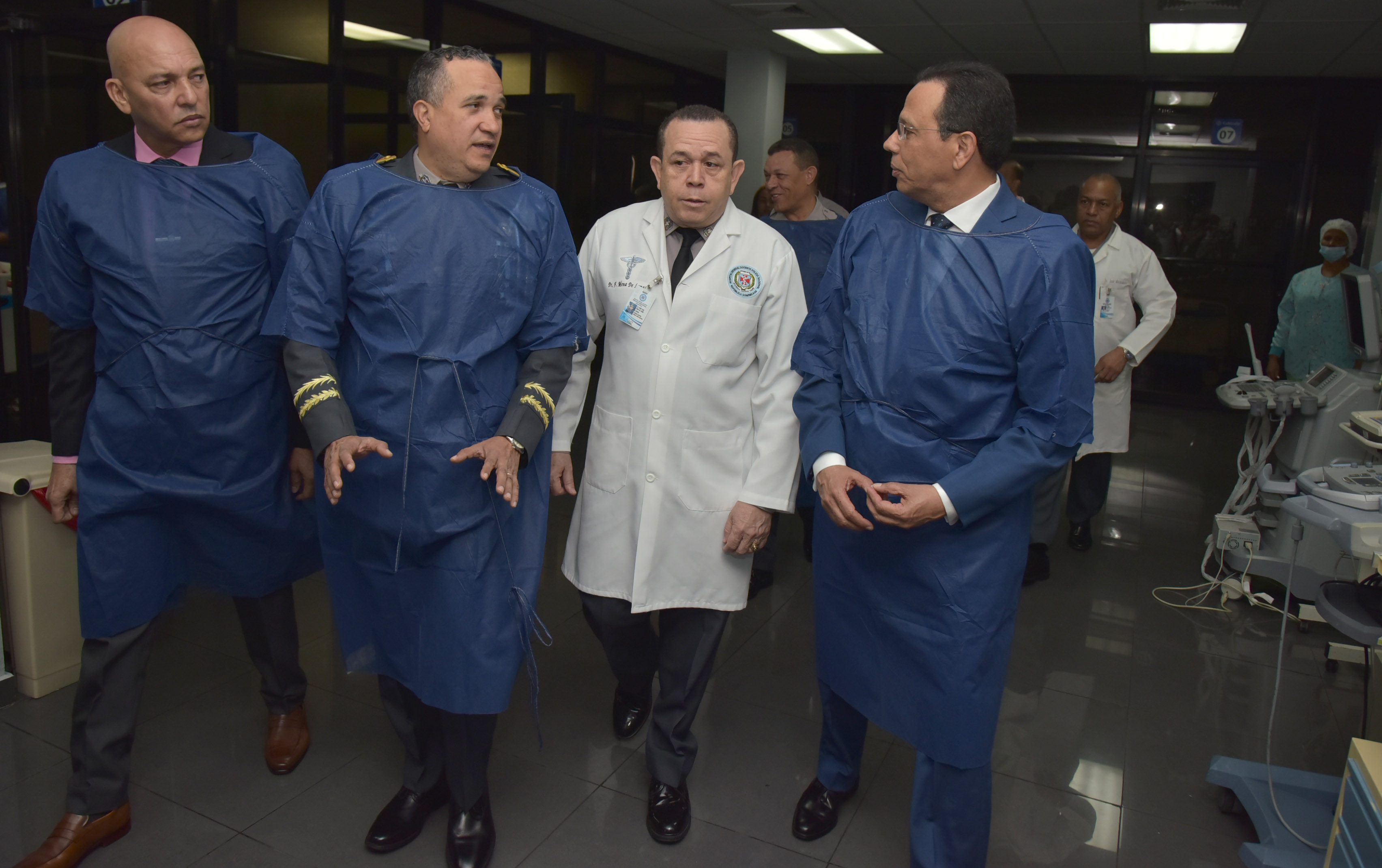  imagen Ministro de Educaci&oacute;n acmpa&ntilde;ado del director general de la Polic&iacute;a Nacional y el director de la Policia Escolar, visitan agente escolar herido tras ser asaltado por antisociales. 