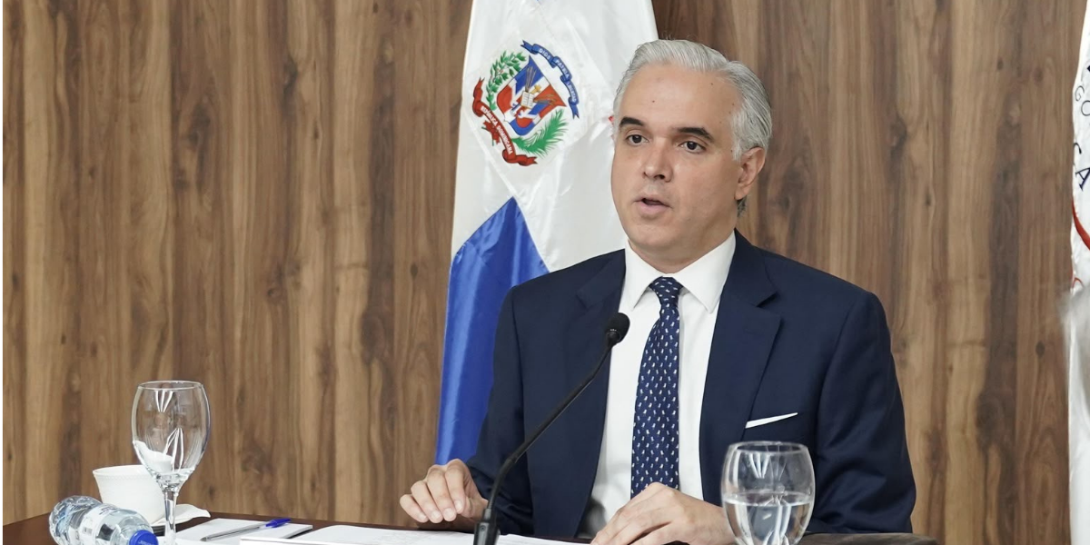  imagen Ministro sentado en el Sal&oacute;n Ercilia Pepin junto a entidades del Consejo Nacional de Educaci&oacute;n&nbsp; 