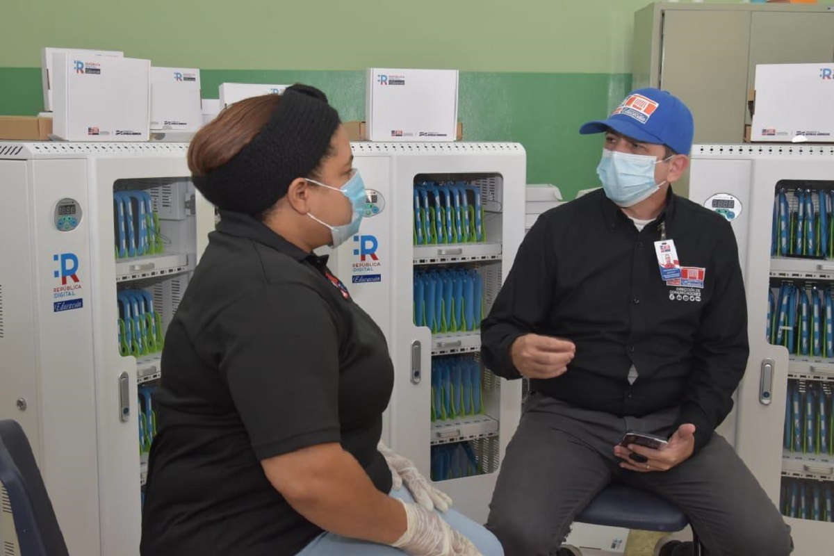  imagen El director de Comunicaciones del Ministerio de Educaci&oacute;n, Diego Pesqueira, encabez&oacute; una comisi&oacute;n de la instituci&oacute;n que se traslad&oacute; hasta la provincia de Bahoruco para participar en la entrega de las herramientas tecnol&oacute;gicas.&nbsp;
&nbsp; 