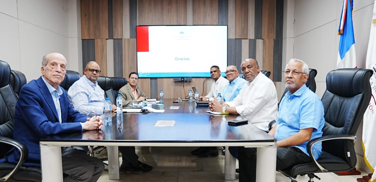  imagen Ministros de Educaci&oacute;n, &Aacute;ngel Hern&aacute;ndez, y de Energ&iacute;a y Minas, Antonio Almonte, con la presencia de Max Puig, presidente del Consejo Consultivo de Cambio Clim&aacute;tico y Mecanismo de Desarrollo Limpio (CNCCMDL) 