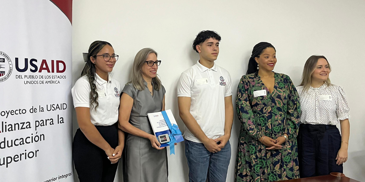  imagen Viceministra Ancell Scheker y representantes de USAID&nbsp; 