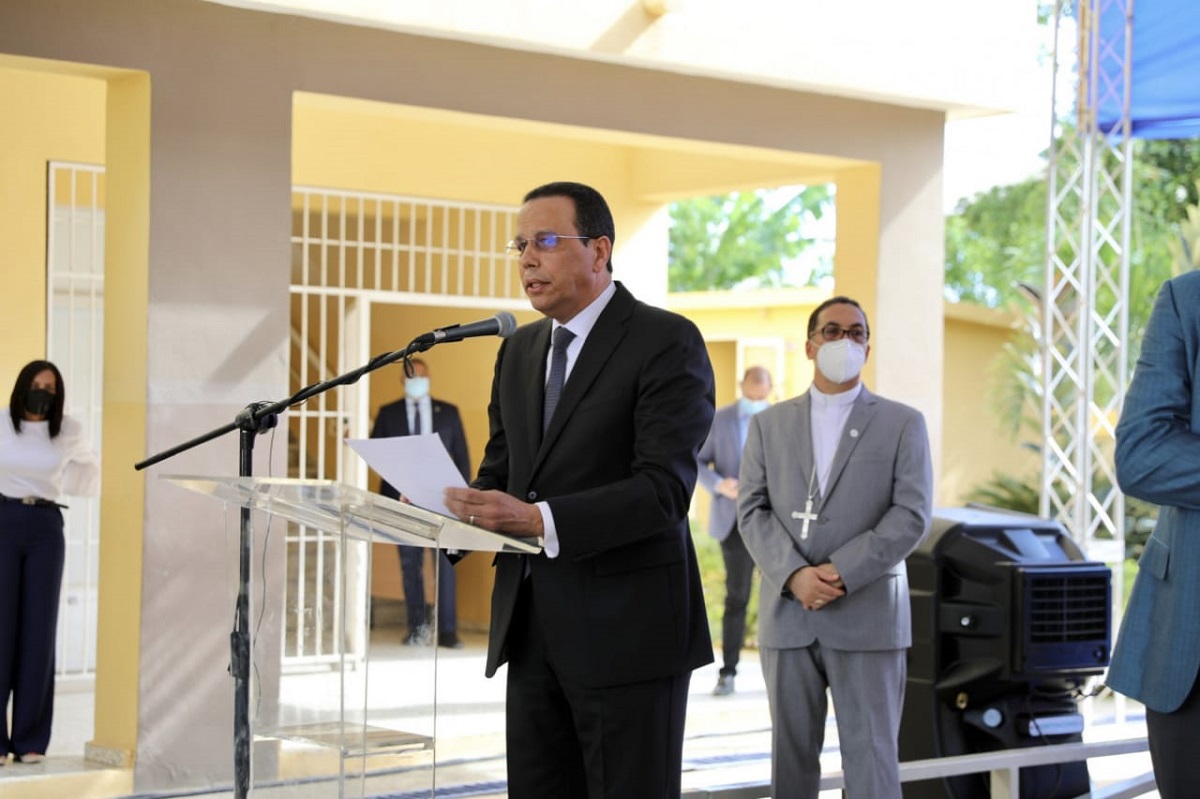  imagen El presidente de la Rep&uacute;blica, Danilo Medina, dej&oacute; inaugurados simult&aacute;neamente 19 centros educativos en San Pedro de Macor&iacute;s, La Altagracia, Monte Plata, El Seibo y Hato Mayor, planteles que beneficiar&aacute;n unos 10,150 estudiantes con 324 nuevas aulas que se adhieren a las m&aacute;s de 24 mil que se han construido en la Revoluci&oacute;n Educativa. 