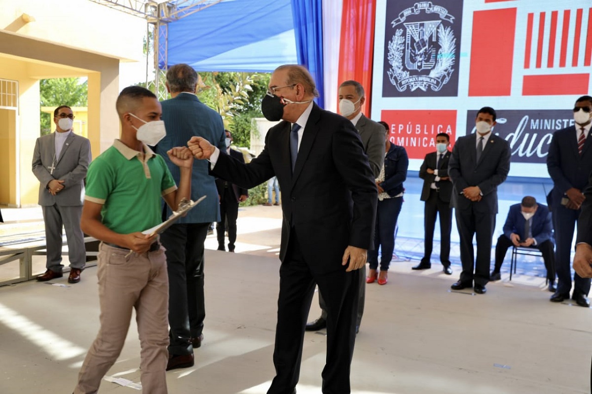  imagen El presidente de la Rep&uacute;blica, Danilo Medina, dej&oacute; inaugurados simult&aacute;neamente 19 centros educativos en San Pedro de Macor&iacute;s, La Altagracia, Monte Plata, El Seibo y Hato Mayor, planteles que beneficiar&aacute;n unos 10,150 estudiantes con 324 nuevas aulas que se adhieren a las m&aacute;s de 24 mil que se han construido en la Revoluci&oacute;n Educativa. 