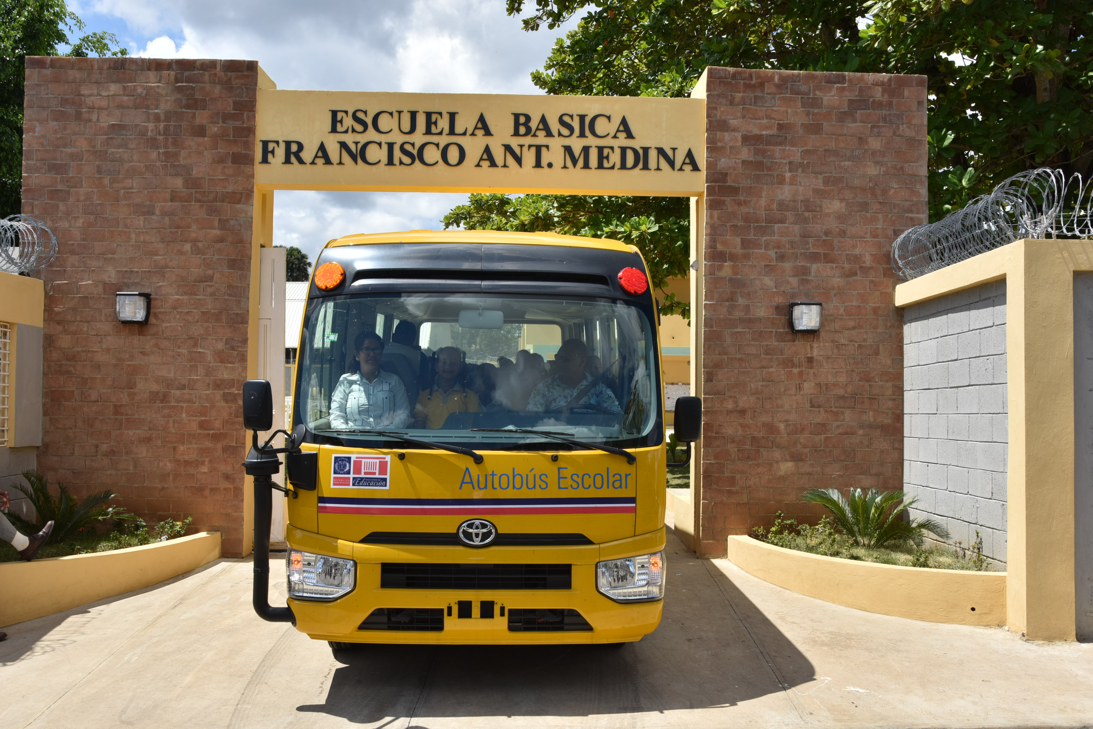  imagen Director Administrativo MINERD, Jorge Luis Moronta de pie entregando llave de nuevo autob&uacute;s escolar a representabtes de la comunidad educativa de Partido Dajab&oacute;n&nbsp; 